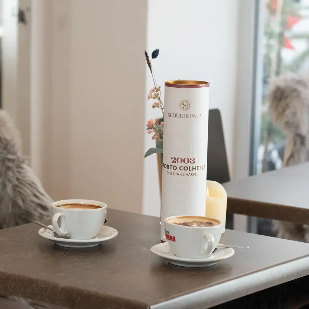 To kopper kaffe og en flaske Porto Coheita hos Porto Pires Cafe i Svendborg